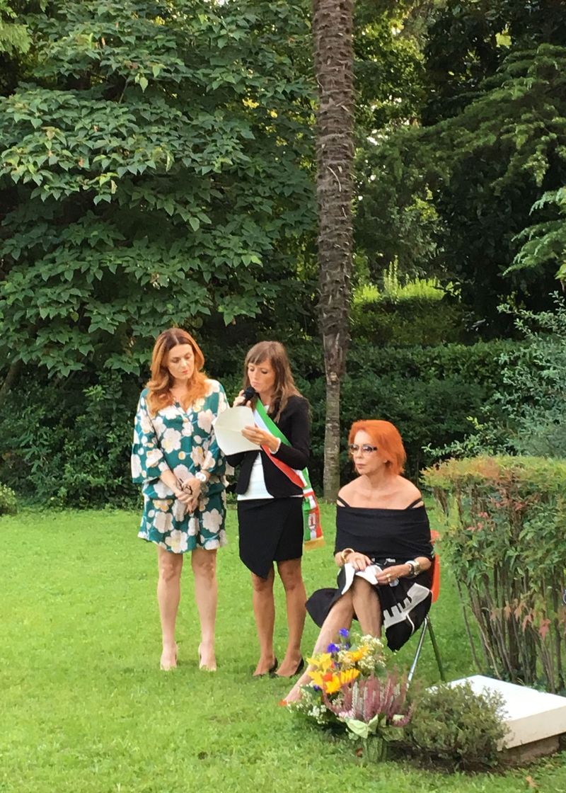 momento della commemorazione sulla tomba